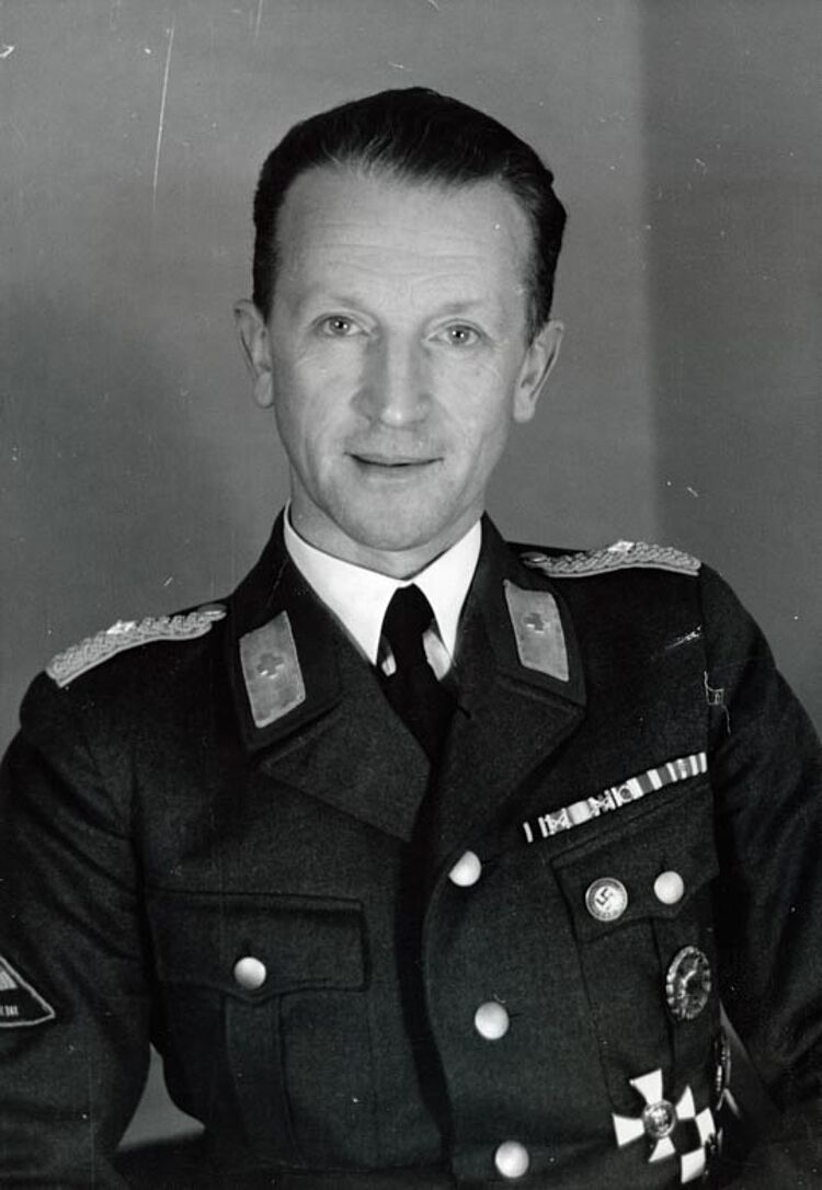 Walther Georg Hartmann, Leiter des Amtes Auslandsdienst beim DRK im Jahre 1939. Mit der Neugründung des DRK 1950 übernimmt er das Amt des Generalsekretärs