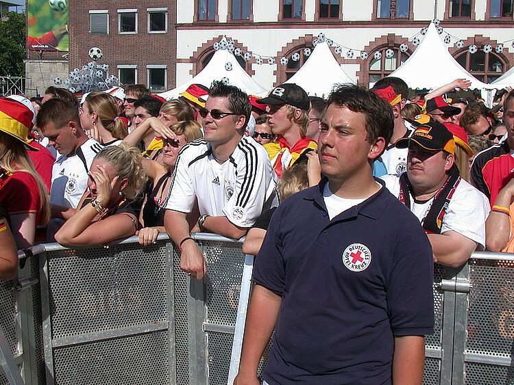 Einsatz des DRK bei der WM in Deutschland. Sanitäter beim Public Viewing auf dem Friedensplatz in Dortmund 