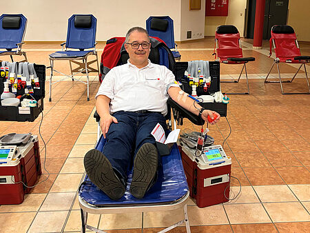 Blutspender spendet gerade zum 150. Mal Blut