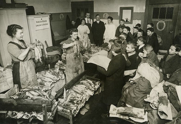 Berliner Gemeindeschüler erhalten Trockenfisch aus einer norwegischen Spendenaktion (DRK) Berliner Gemeindeschüler erhalten Trockenfisch aus einer norwegischen Spendenaktion (DRK)